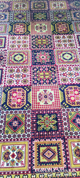 Wool rug in burgundy basic color, pleasantly warm, 175 x 272 cm, in excellent condition