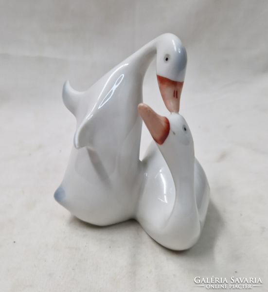 A pair of Gollóháza porcelain geese in perfect condition, 10 cm.