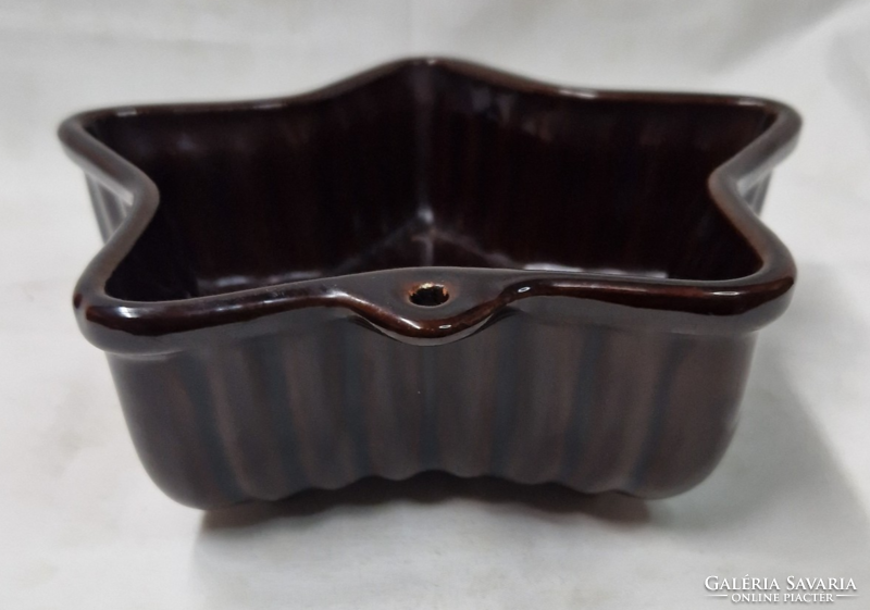 Glazed star-shaped flower motif decorated ceramic baking dish in perfect condition 19.5 cm.
