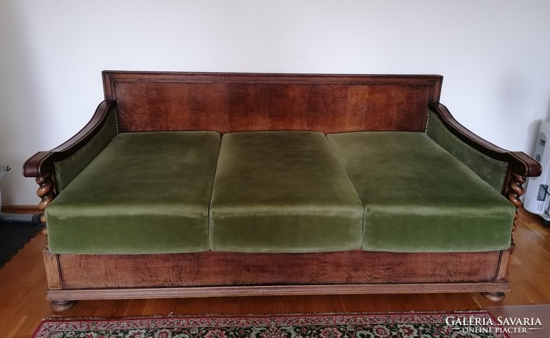 Colonial bed with storage