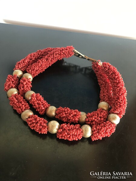 Dekoratív, korall színű, apró szemű gyöngyökből álló nyaklánc, afrikai tradicionális ékszer (Süt)