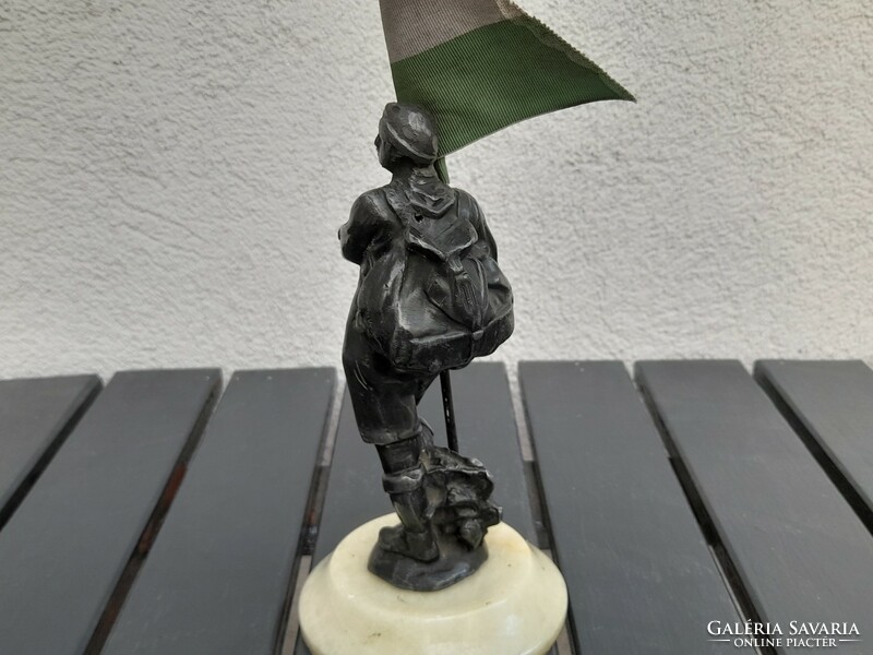 1,-Ft Extrém ritka Cserkész szobor eredeti zászlójával Légy Résen