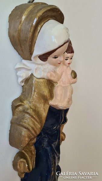 Gipsz Mária fali szobor