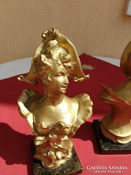 A pair of antique Viennese female busts, flawless, gilded pieces on a marble base, 24 cm high,