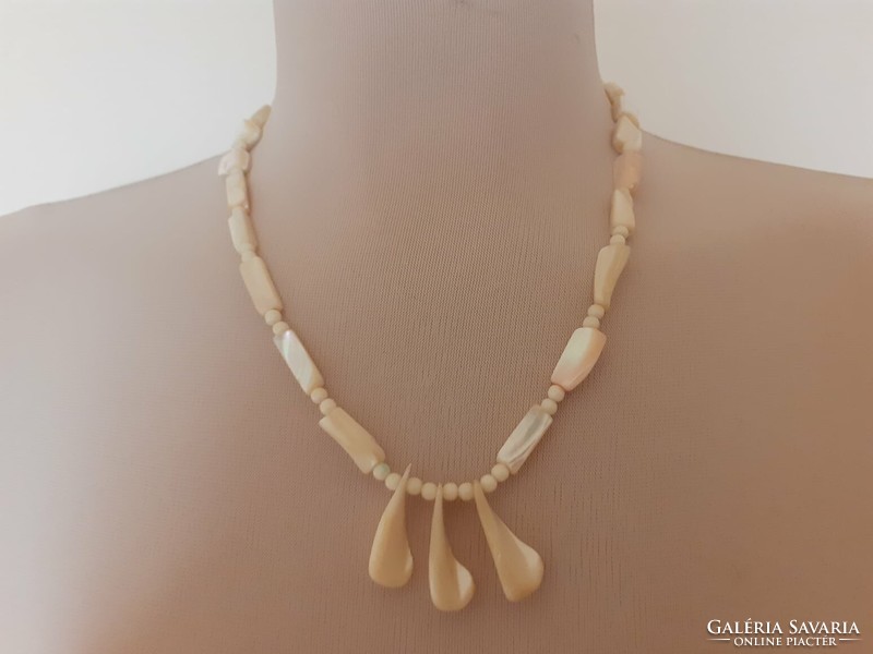 Showy mother-of-pearl necklace