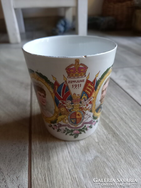Beautiful antique porcelain British Coronation commemorative cup (1911)