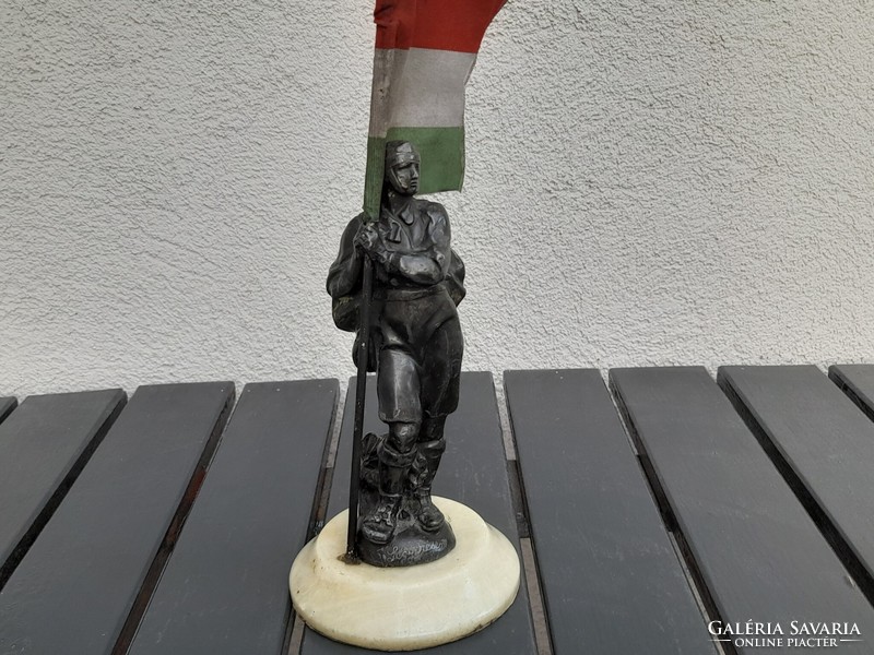 1,-Ft Extrém ritka Cserkész szobor eredeti zászlójával Légy Résen