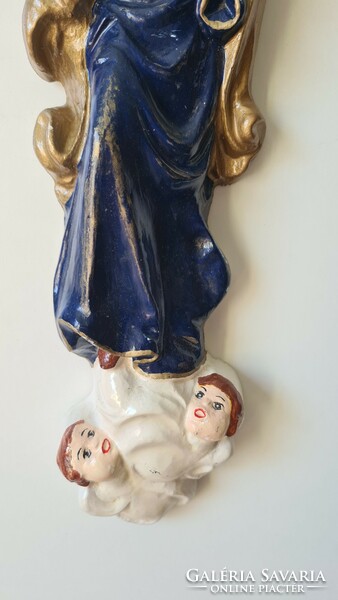 Gipsz Mária fali szobor