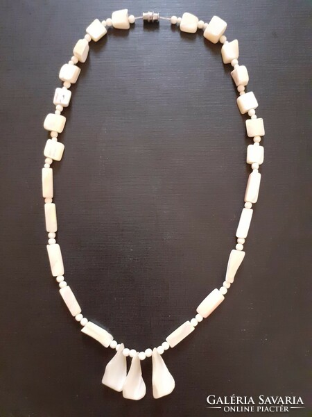 Showy mother-of-pearl necklace