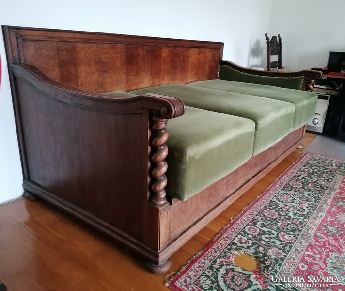 Colonial bed with storage