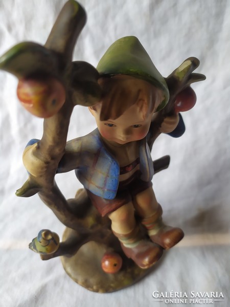 Antik Hummel figura fiú az almafán 142. 16 cm