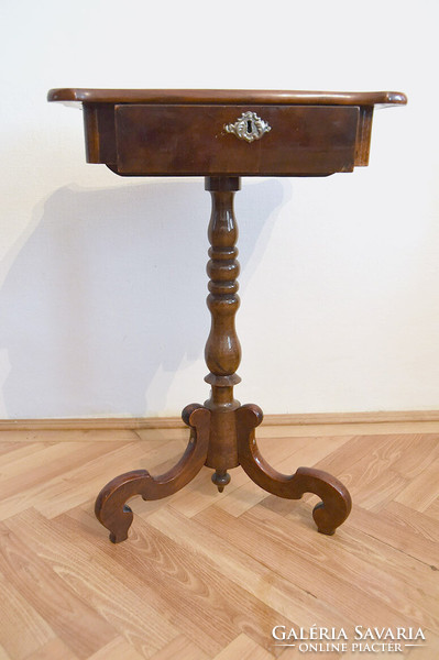 1-fiókos kisasztal Lajos Fülöp stílusú lábbal, magyar, XIX. sz. 2. fele