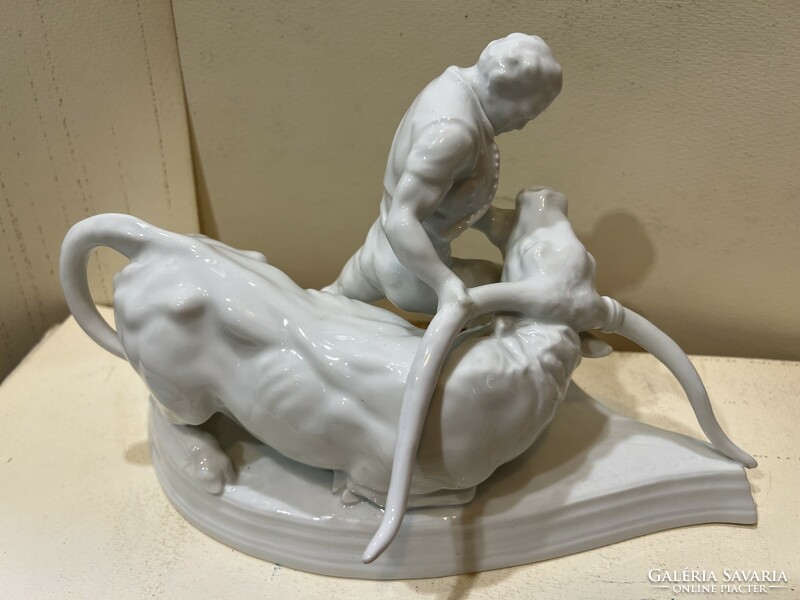 Herend porcelain, white, Toldi with the bull, 18 x 30 cm beauty.4582