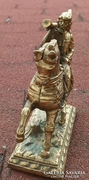 Kürtös lovas szobor - réz zobor