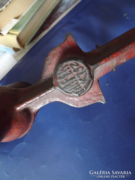 Poppy grinder in excellent working old cast iron