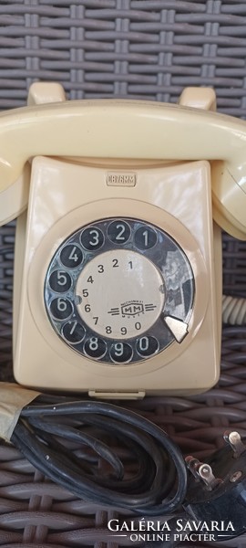 Krém színű asztali tárcsás telefon, hosszabbítóval