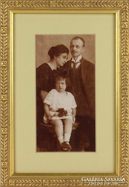 1Q988 Szépen keretezett régi családi fotográfia 23 x 15 cm