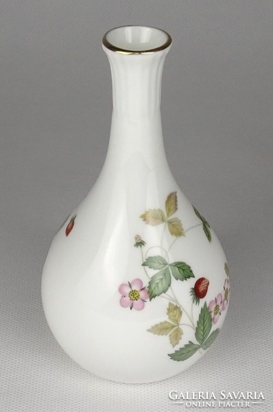 Wedgwood white porcelain vase marked 1Q938 13.5 Cm