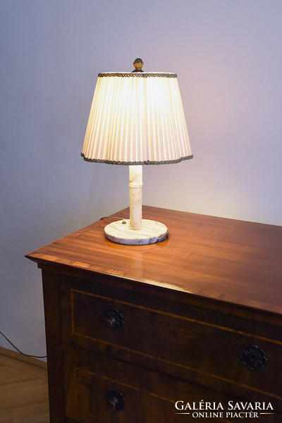 Márványtalpú asztali lámpa, fehér selyemernyővel, réz toboz fogóval, XX. sz. első fele