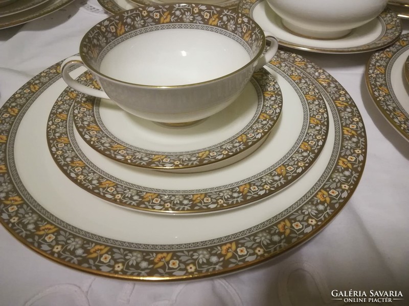 Royal doulton dinner set with cream soup cups for 6 people