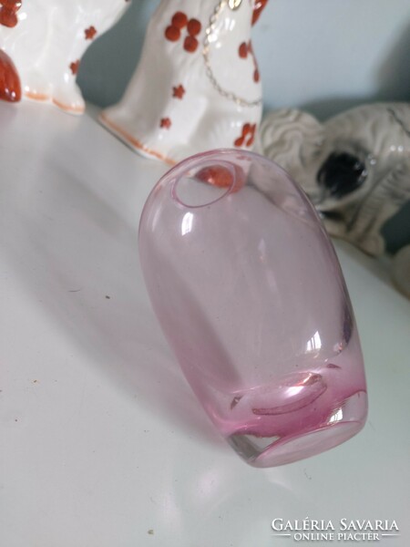Vastag aljú, finom, rózsaszín fújt üveg váza 12,5 cm magas