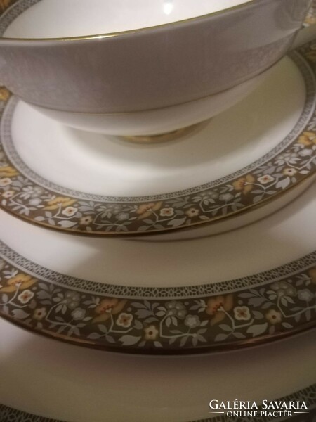 Royal doulton dinner set with cream soup cups for 6 people
