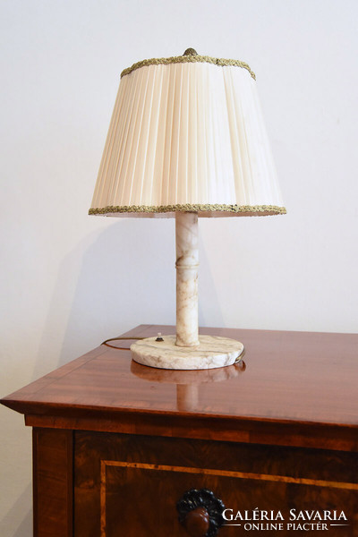 A table lamp with a marble base, with a white silk shade, a copper cone with tongs, xx. First half of No