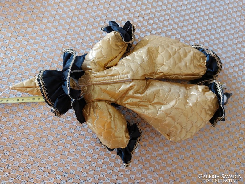 Velencei baba karneváli dísz porcelán fejű arany fekete fodros ruhás bohóc 45 cm