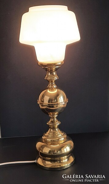 Vintage patinírozott vas asztali lámpa, tejüveg búrával