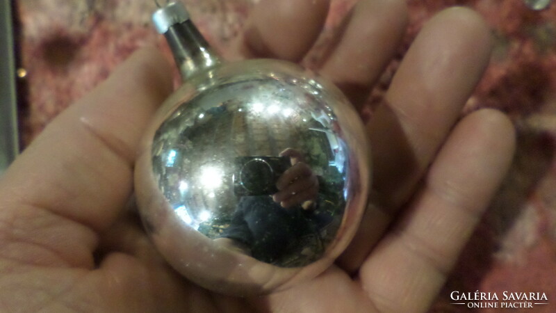 Retro glass Christmas tree decoration in basically good condition. About 5 cm, reflex sphere.