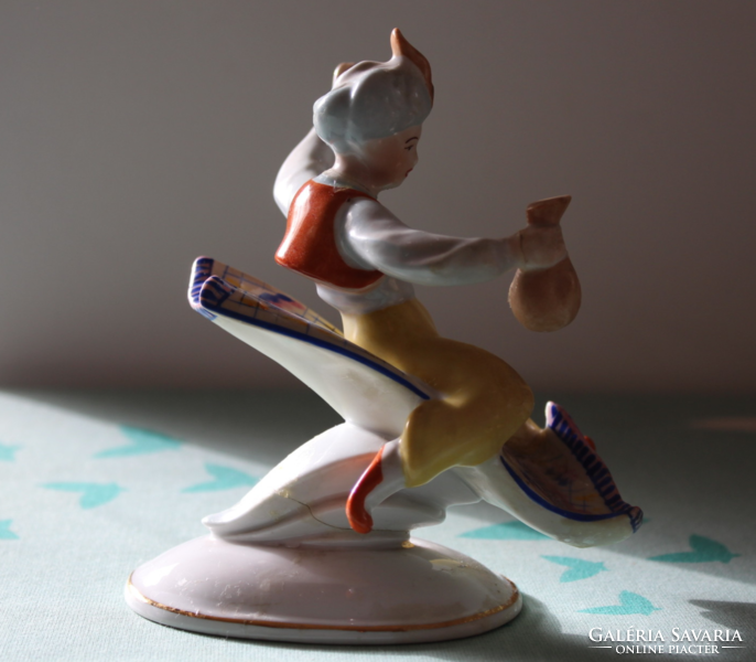 Hollóházi Aladdin varázsszőnyegen porcelán figura