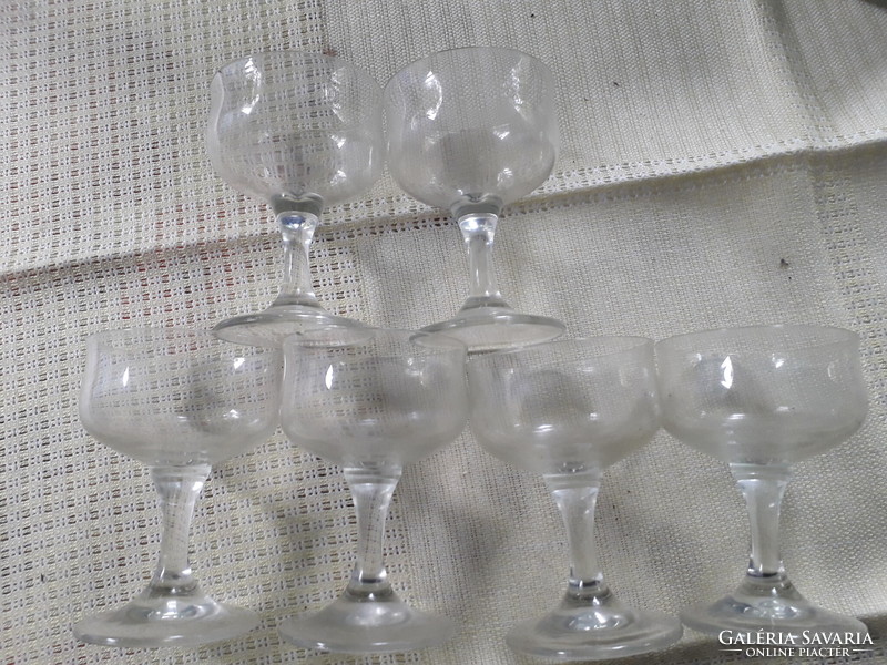 Üveg röviditalos formás talpas poharak 6 darab készlet hibátlan
