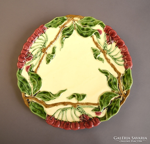 Körmöcbányai szecessziós fali tányérpár bogyós mintával, XX.sz. eleje, az egyiken sérülés