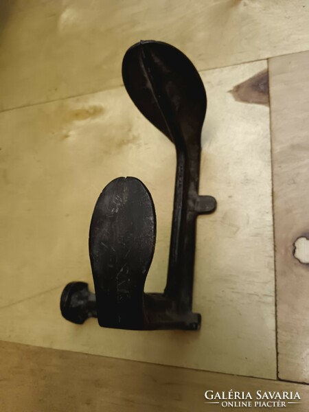 Shoemaker's anvil, sharp tool