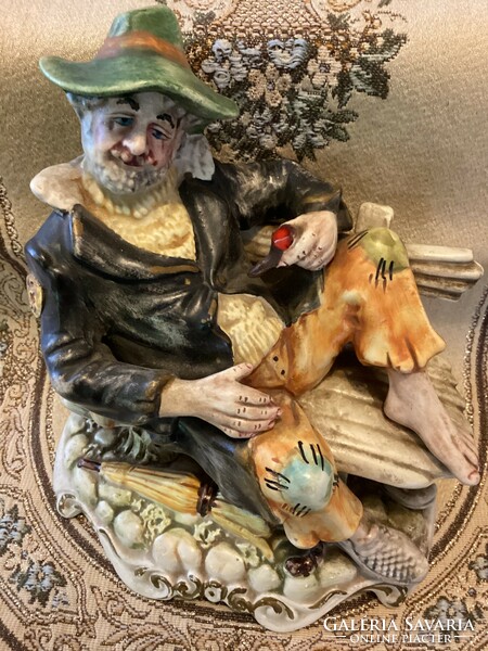 Capodimonte jelzett porcelán padon pihenő csavargó figura