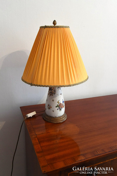 Porcelain table lamp with a floral pattern on a gilded wooden base, with a yellow shade, xx. First half of No