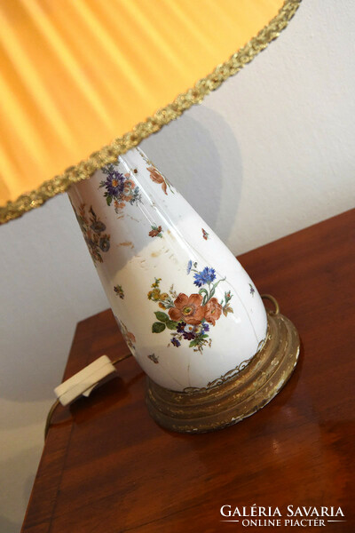 Porcelain table lamp with a floral pattern on a gilded wooden base, with a yellow shade, xx. First half of No