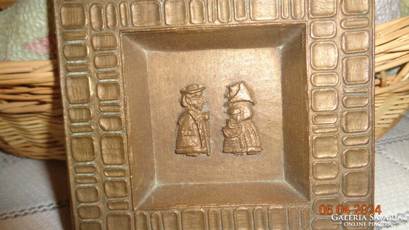 Iparművészeti bronz  tálka , népi alakokkal  10 x 10 cm