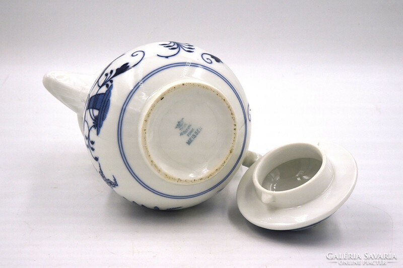 Meissen porcelain coffee pot with rose lid, xix/xx. S.