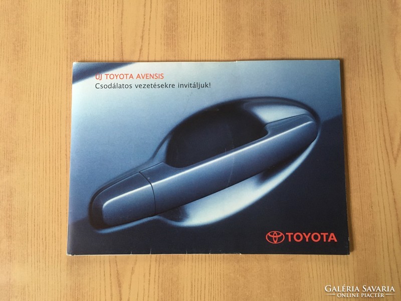 Új Toyota Avensis Párizs környéki utakon CD-ROM-on