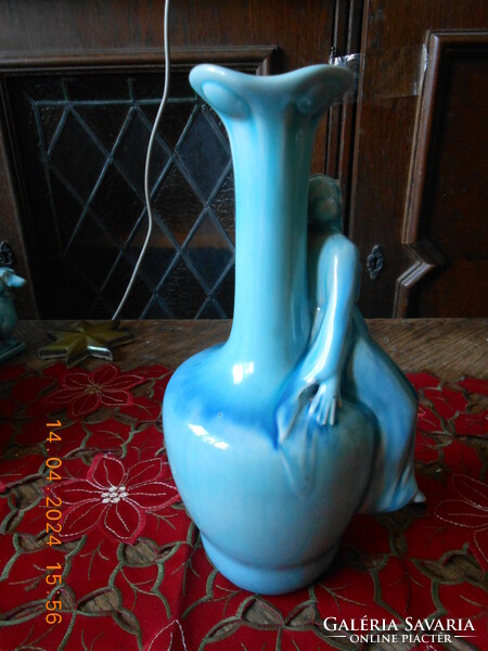 Zsolnay eozin alapmázas váza nő alakkal