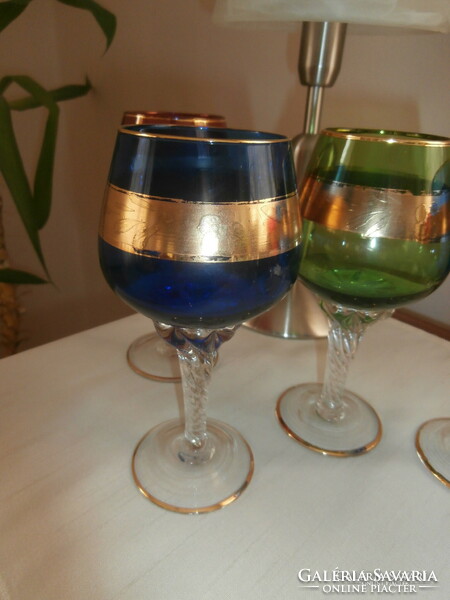 Muránói jellegű dekoratív színes boros poharak