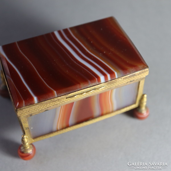 Tűzaranyozott Achát Szelence / Ormolu Mounted Agate Box 1890