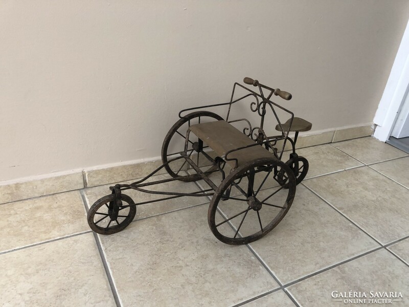 Régi miniatűr tricikli vasból