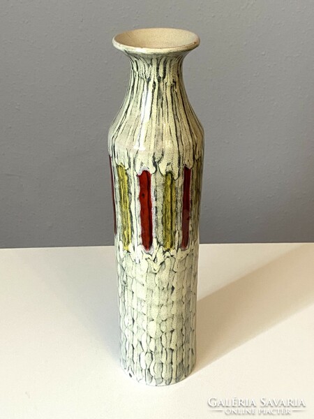 Illís retro ceramic vase on a white background with a striped pattern