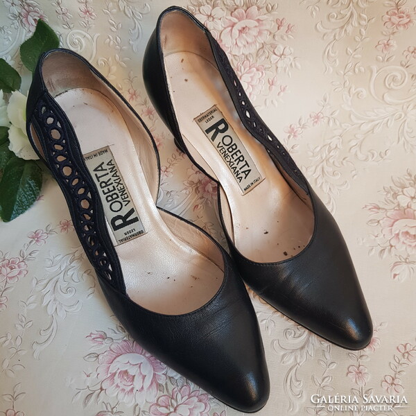 35,5-es sötétkék színű csipkés olasz magassarkú cipő, alkalmi magassarkú cipő