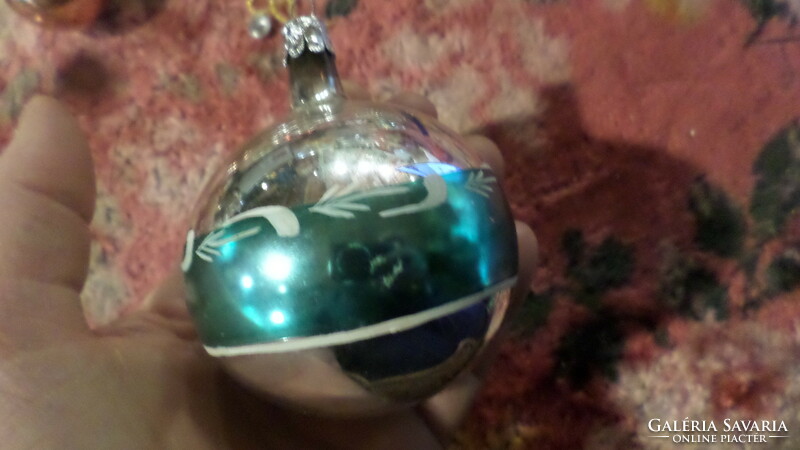 Retro , üveg karácsonyfadísz alapvetően jó állapotban  . Nagyobb reflexe gömb , kb 7 cm-es .