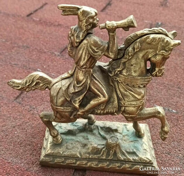 Kürtös lovas szobor - réz zobor