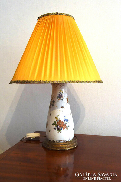 Virágmintás porcelán asztali lámpa aranyozott fatalpon, sárga ernyővel, XX. sz. első fele