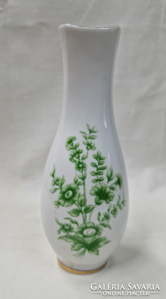 Hollóházi zöld virágmintás szépen aranyozott porcelán váza 18 cm.